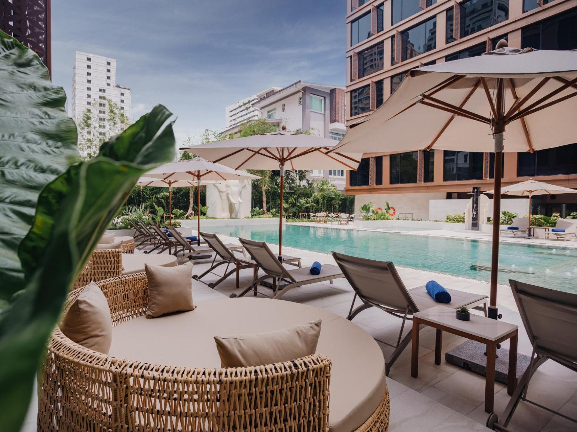Nysa Hotel Bangkok Sukhumvit 11 Exteriör bild The swimming pool at the hotel