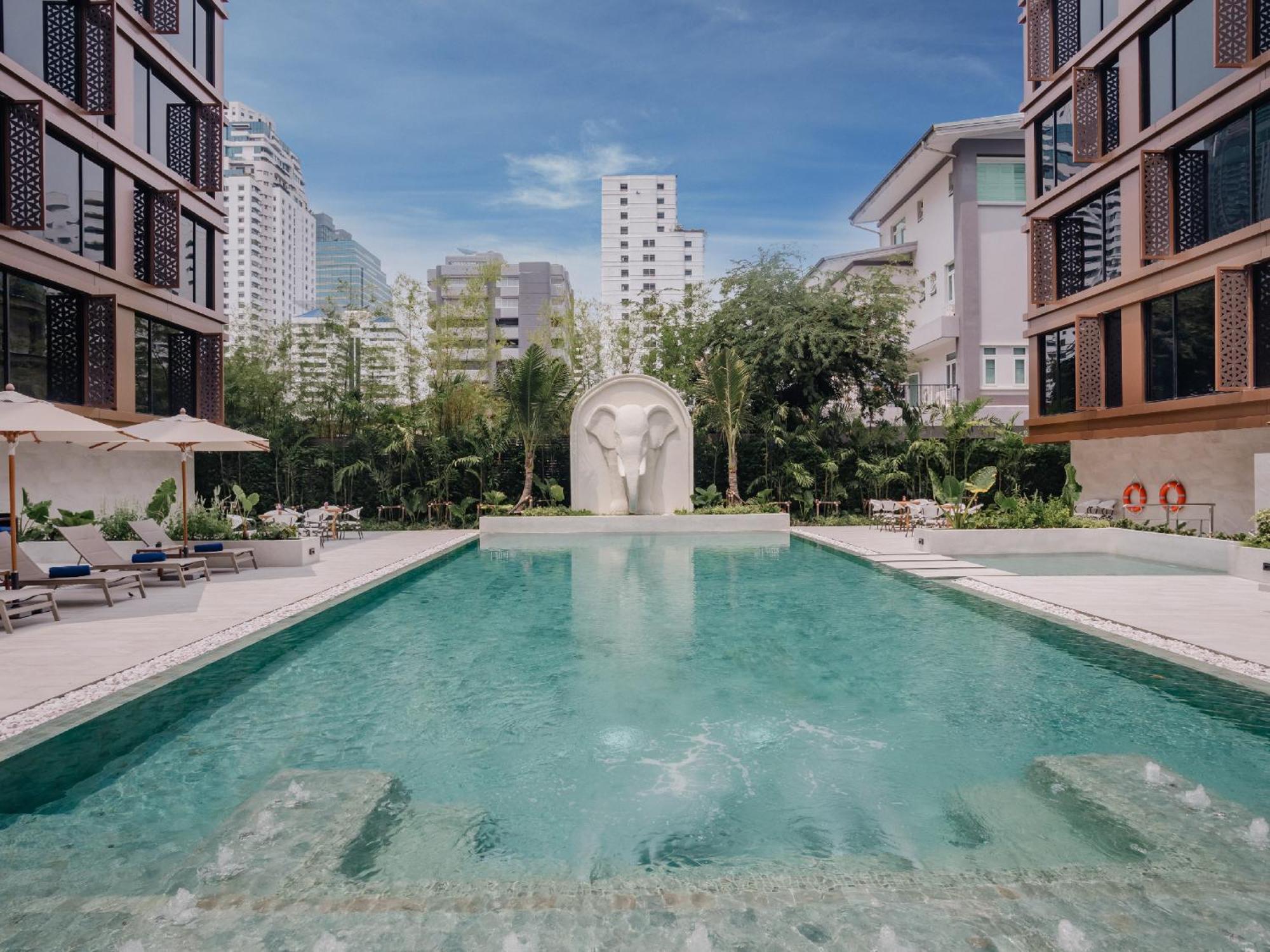 Nysa Hotel Bangkok Sukhumvit 11 Exteriör bild The swimming pool at the hotel