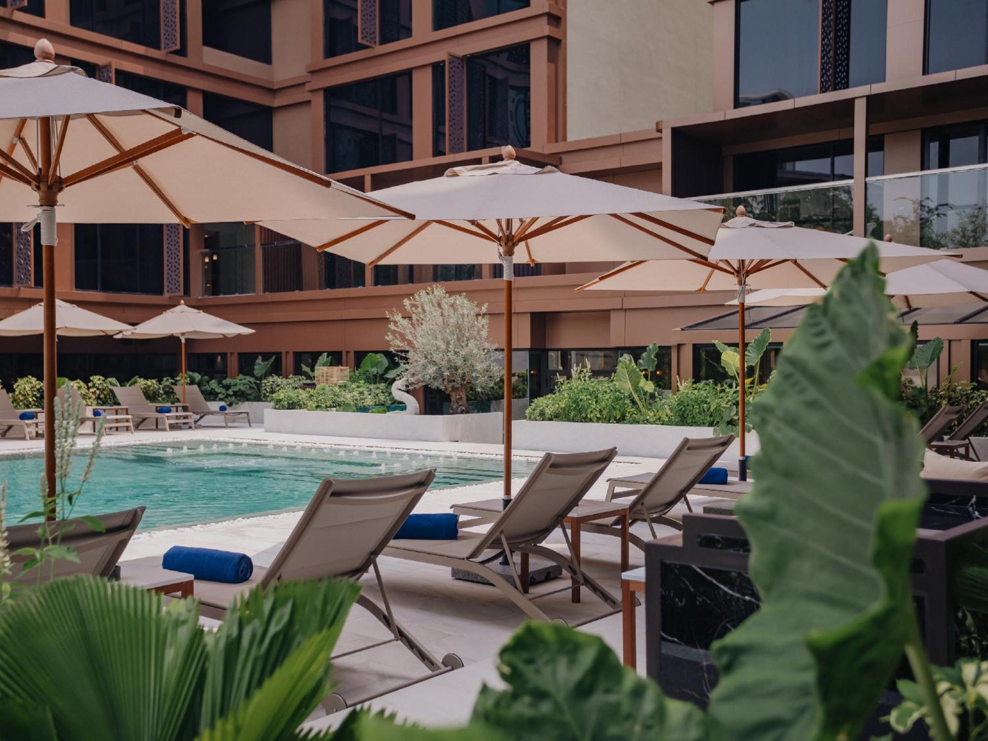 Nysa Hotel Bangkok Sukhumvit 11 Exteriör bild The pool at the hotel