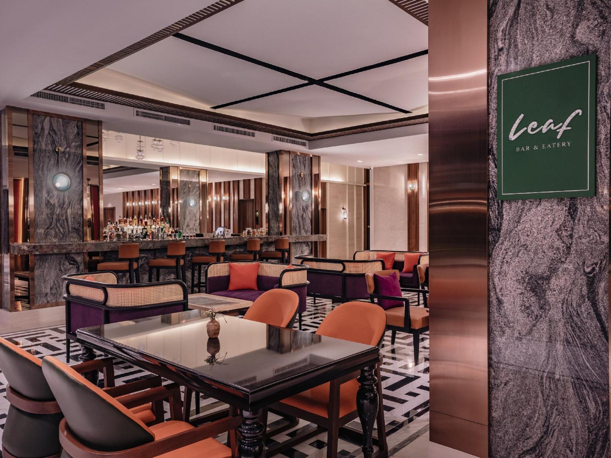 Nysa Hotel Bangkok Sukhumvit 11 Exteriör bild Verf Bar & Lounge