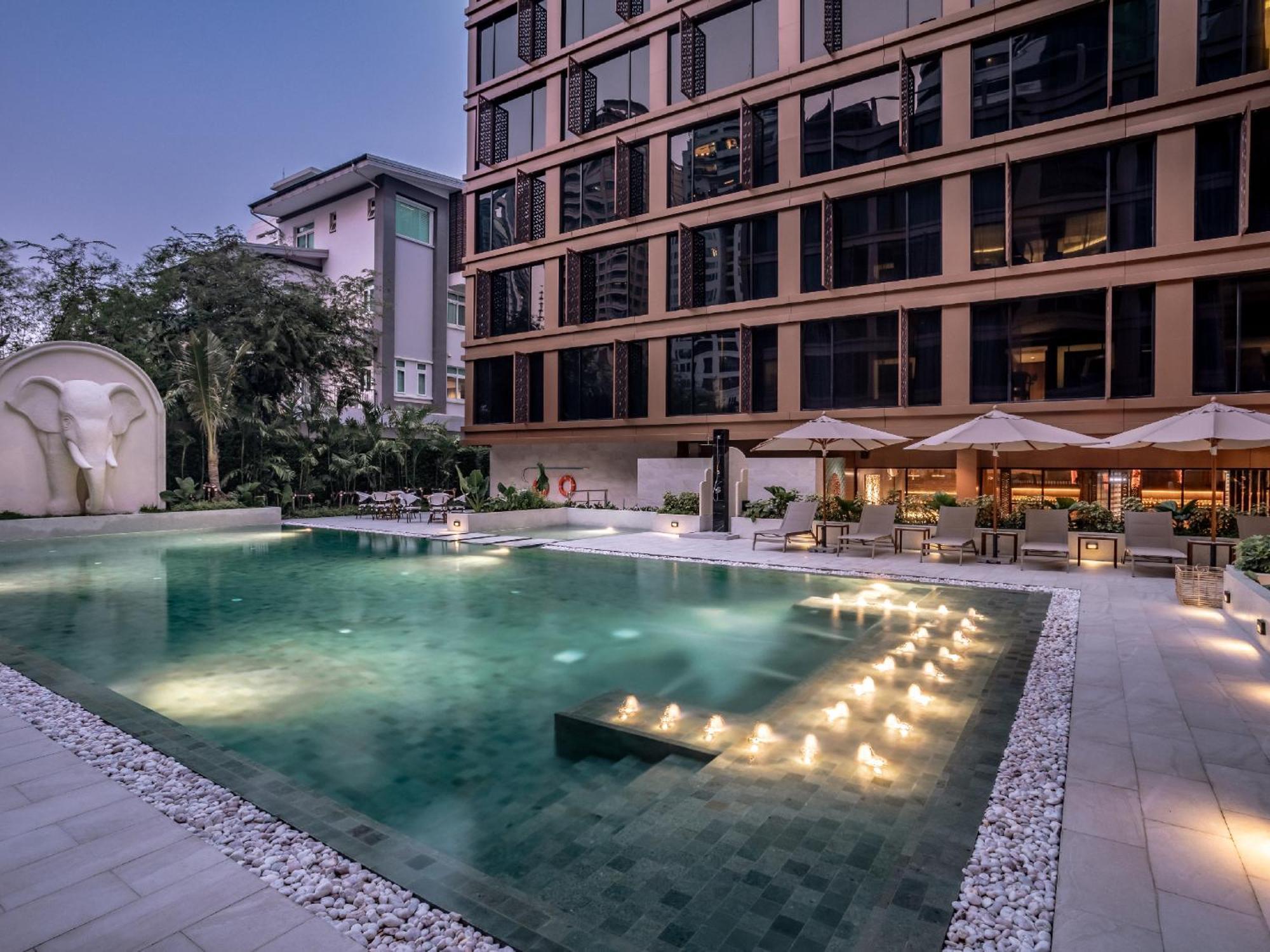 Nysa Hotel Bangkok Sukhumvit 11 Exteriör bild The hotel's pool