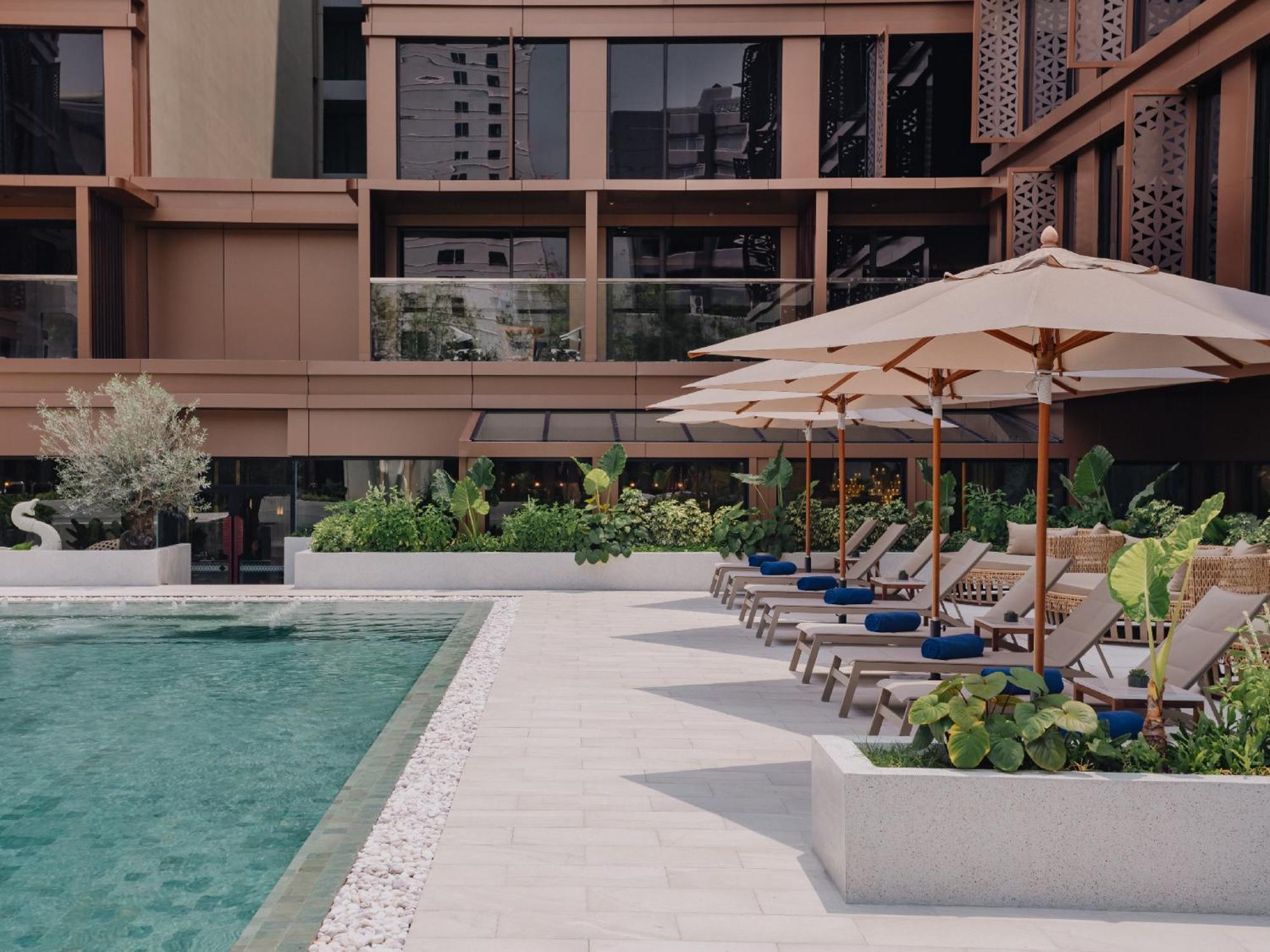 Nysa Hotel Bangkok Sukhumvit 11 Exteriör bild The pool at the hotel