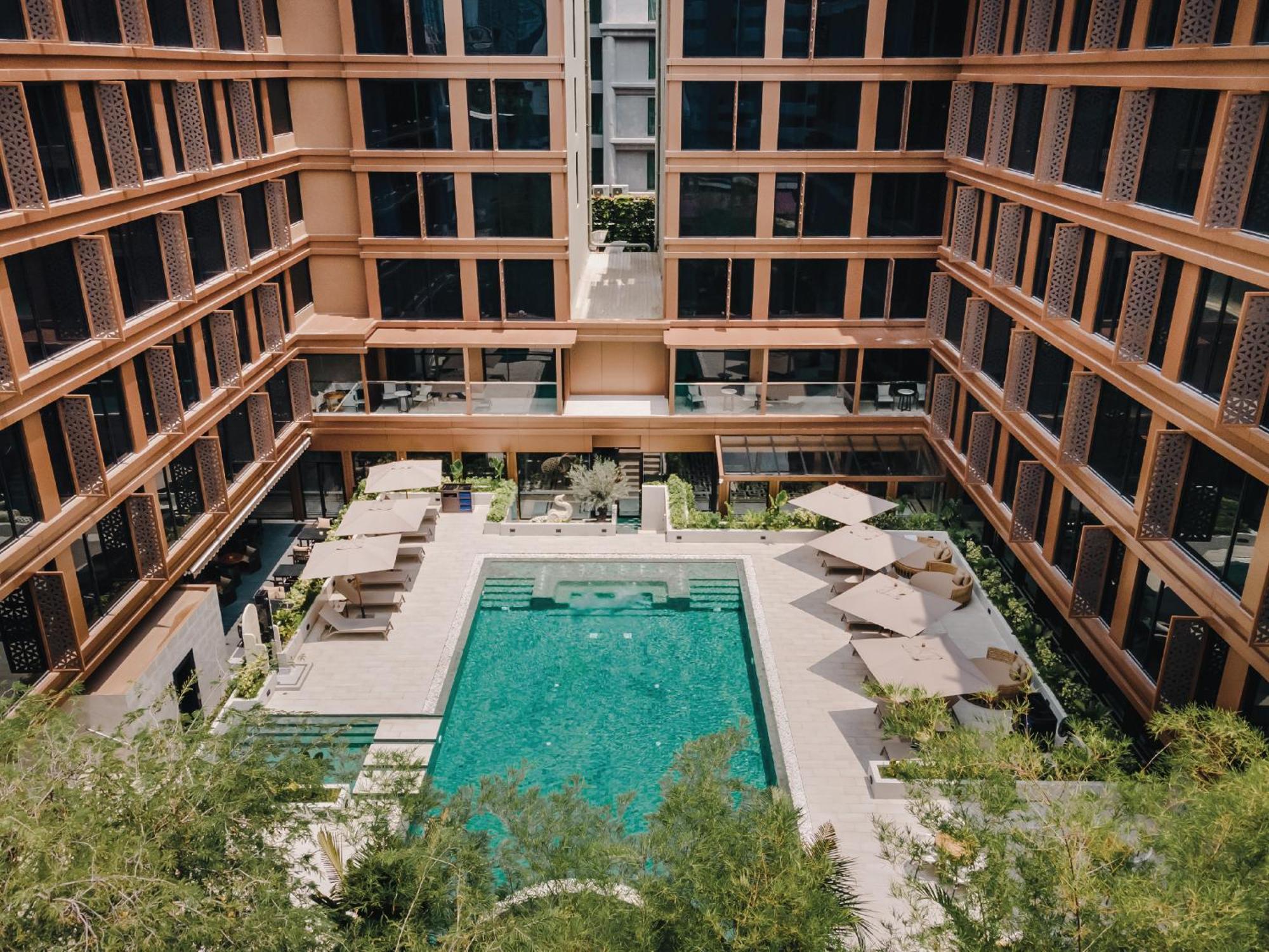 Nysa Hotel Bangkok Sukhumvit 11 Exteriör bild The hotel's courtyard