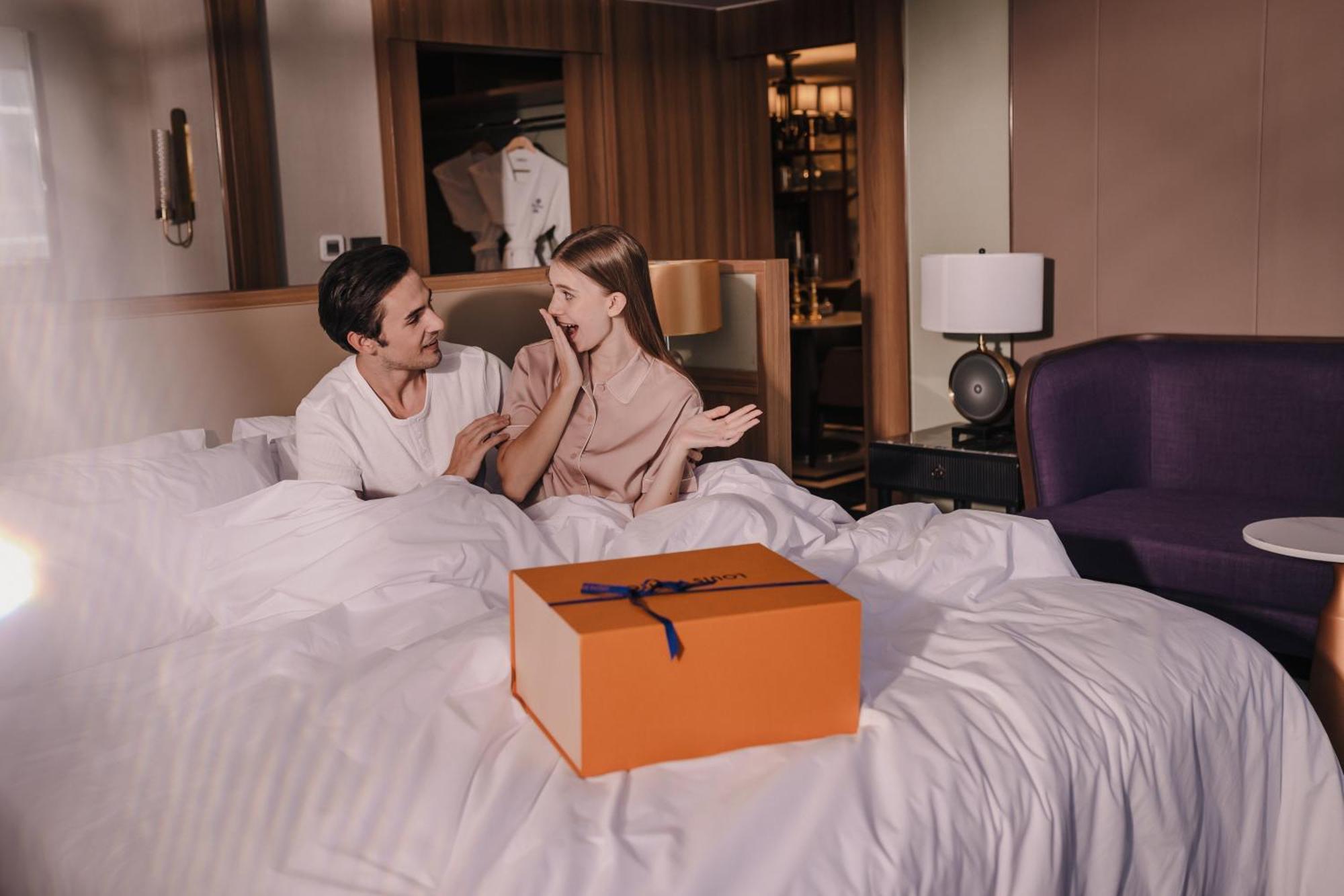 Nysa Hotel Bangkok Sukhumvit 11 Exteriör bild A couple opening a present