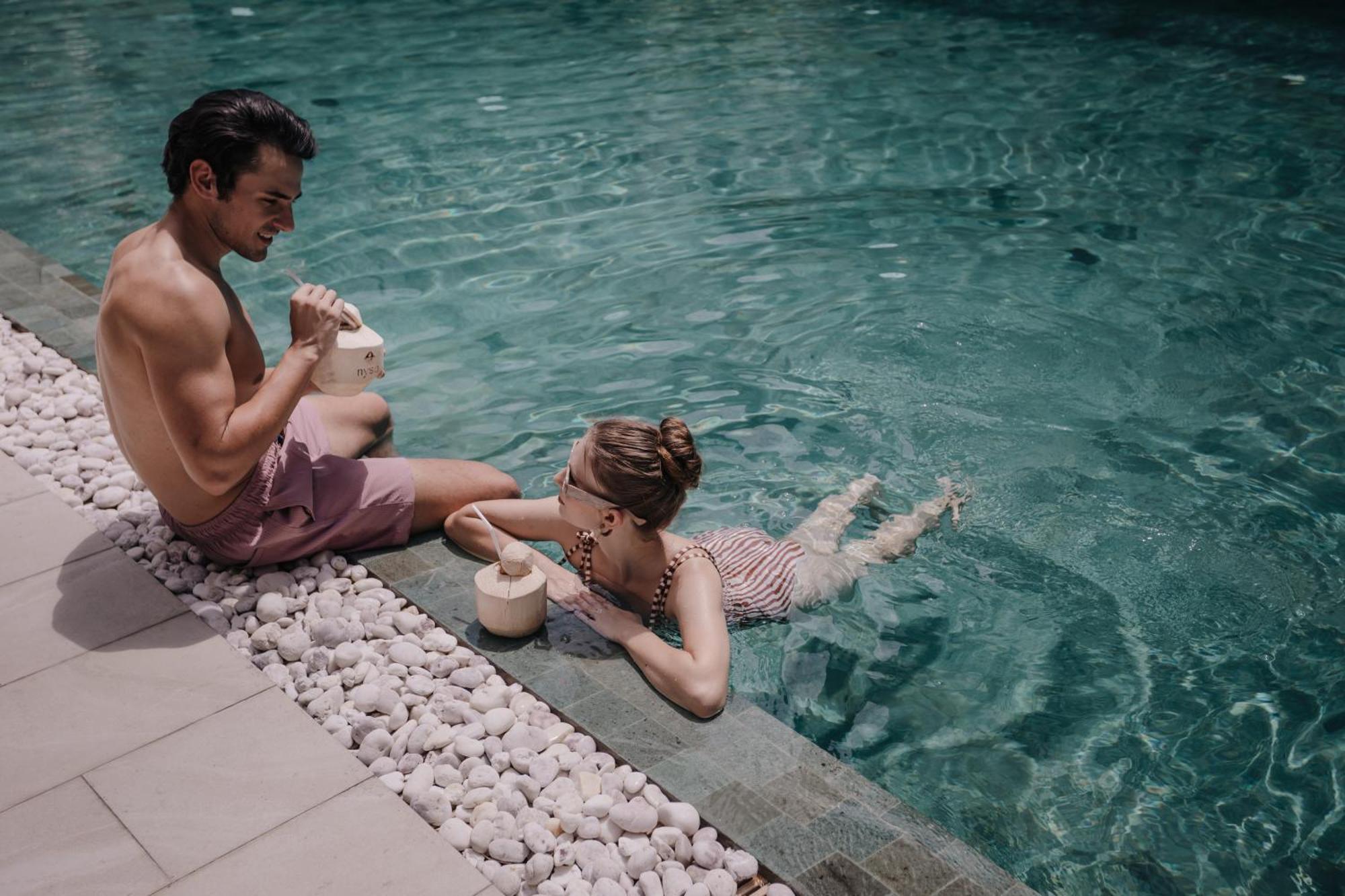Nysa Hotel Bangkok Sukhumvit 11 Exteriör bild A couple drinking coconut water in a swimming pool