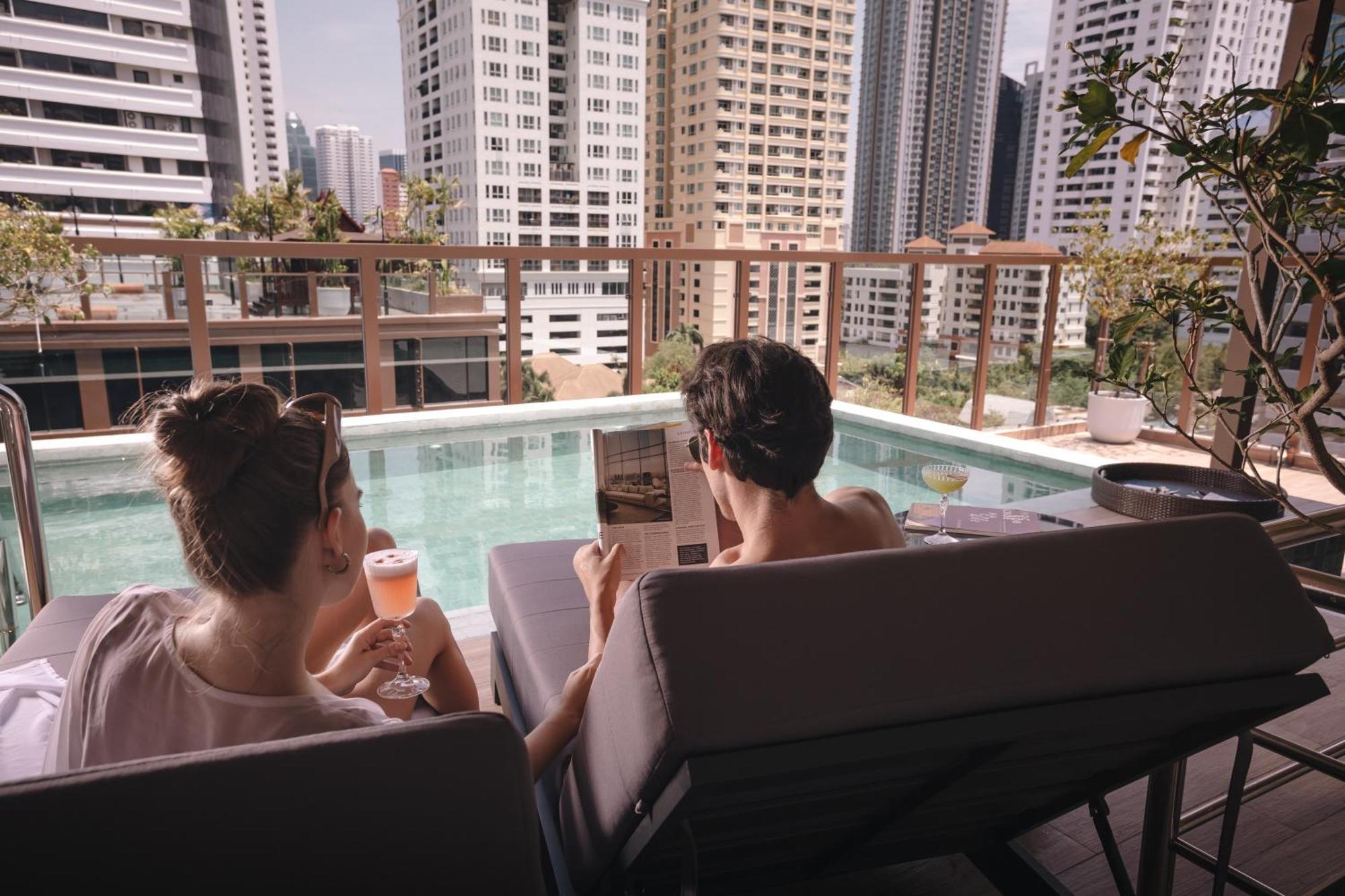 Nysa Hotel Bangkok Sukhumvit 11 Exteriör bild The rooftop pool at the hotel