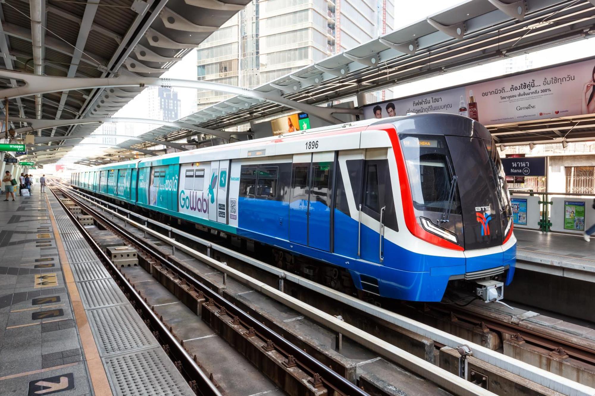 Nysa Hotel Bangkok Sukhumvit 11 Exteriör bild A Blue Line train at Huai Khrai