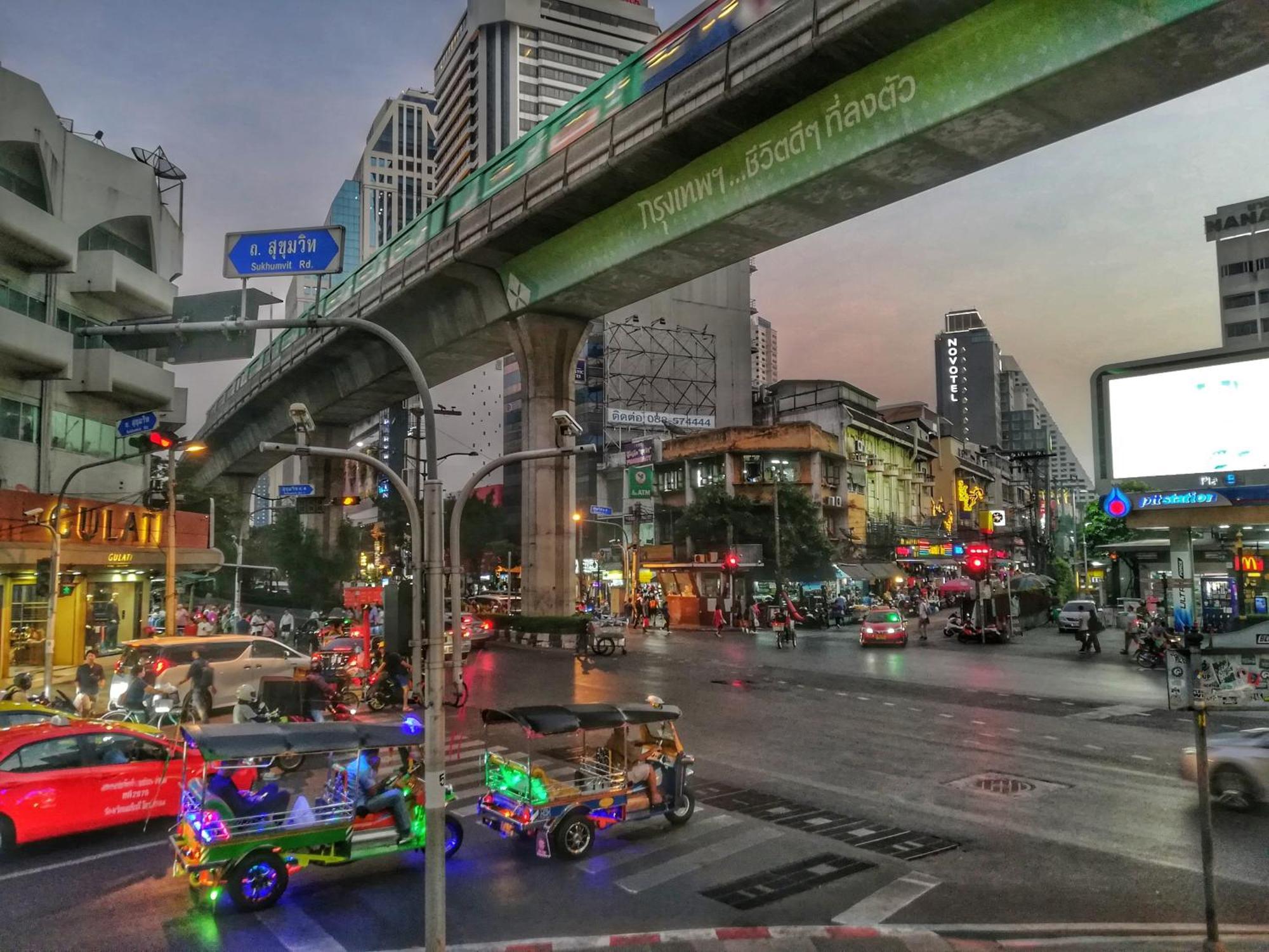 Nysa Hotel Bangkok Sukhumvit 11 Exteriör bild The station in 2019