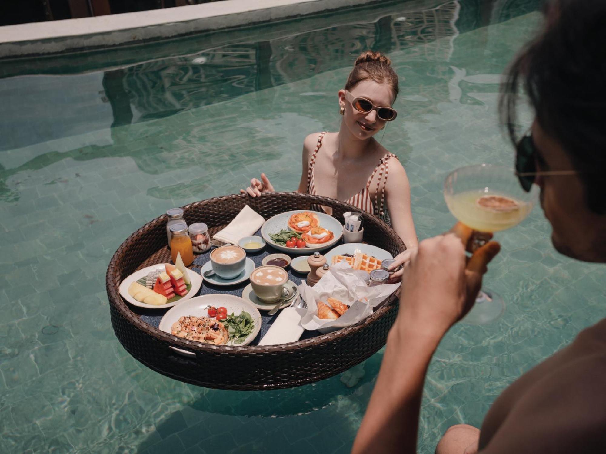 Nysa Hotel Bangkok Sukhumvit 11 Exteriör bild Floating breakfast at Alila Villas Uluwatu